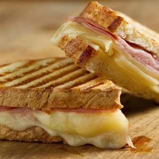 Тост с шунка и кашкавал 