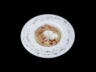 Вівсяна каша з яйцем пашот та беконом