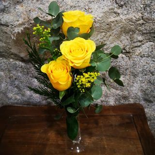 3 Rosas Amarillas en jarrón (Aprox. 50 Cm.)