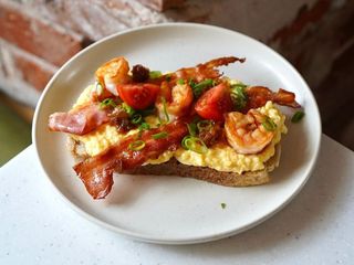 Скрембл з креветками та беконом (280g)