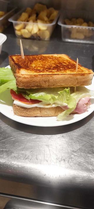 Sándwich mixto con vegetal