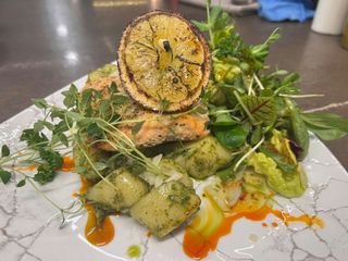 Filet z łososia  z pieca na kopytkach bazyliowych z serem bursztyn