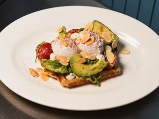 SMASHED CROISSANT Z AWOKADO (300g)