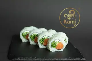 Uramaki z łososiem