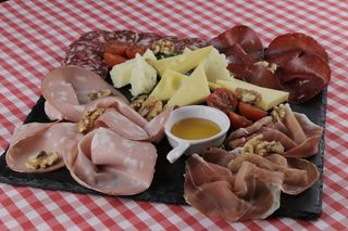 Tabla mixta de embutidos y queso con focaccia (para dos personas)