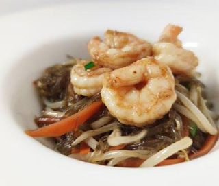 Spaghetti di soia con gamberi e verdure