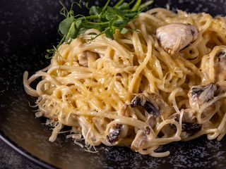 Паста з куркою та грибами