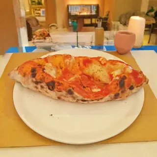 Calzone con mozzarella e prosciutto