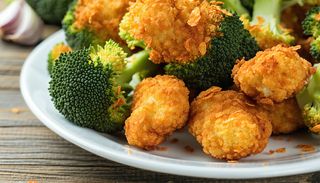 Хрупкави броколи с корнфлейкс