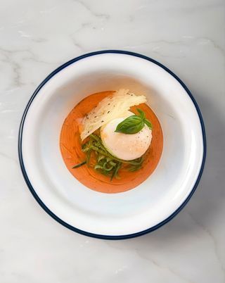 Burrata su spaghetti di zucchine al pesto