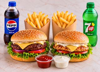 Burger de vită + Burger de pui + 2 cartofi pai + 2 băuturi