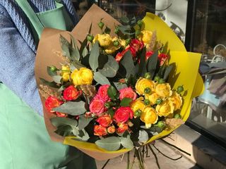 ფერადი ვარდების თაიგული M ზომა 