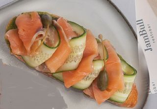 Брускетта с лососем