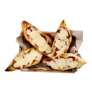 Чесночный хлеб с салями