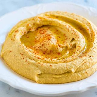 Humus cu crema de susan si paine prajita