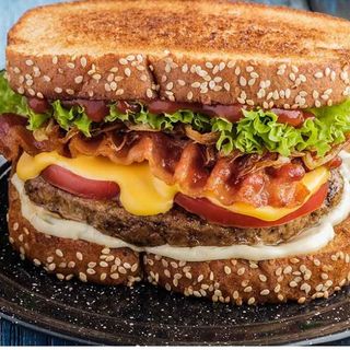 Hamburguesa Atómica En Pan Bimbo Tostado