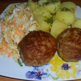 Kotlet mielony, ziemniaki, surówka, zupa
