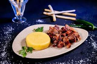 Carne la garniță cu mămăliguță 700g