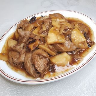 Pato con Bambú y Setas Chinas