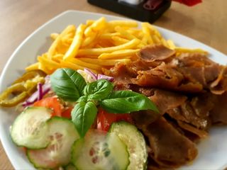 Kebab greco na talerzu