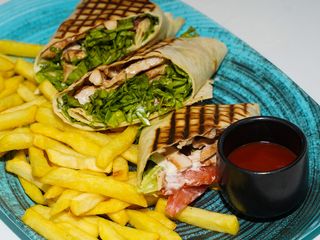 Tortilla s piletinom i pomfrit