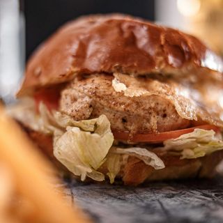 XL бургер с жарено пилешко филе