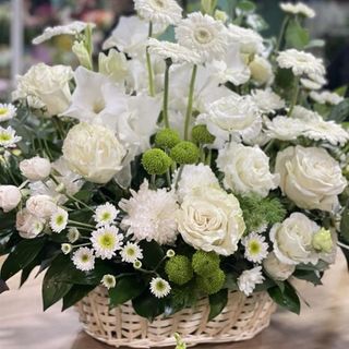 სამგლოვიარო კომპოზიცია კალათში