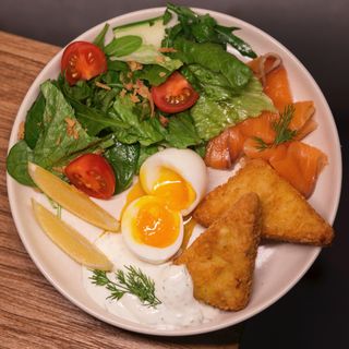 Сніданок з хешбраунами та лососем