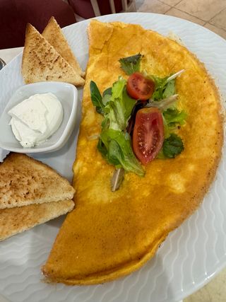 Omlet sa šunkom i sirom / Omelette with ham and cheese