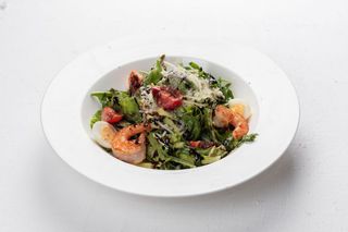 Салат с рукколой и креветками