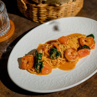 Спагетти с креветками и томатами