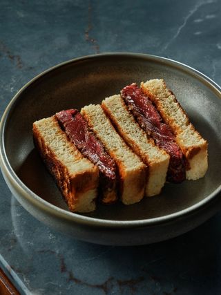 Sándwich Sando de solomillo y mahonesa de piquillo