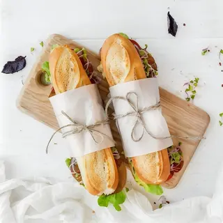 Bocadillo con mantequilla de hierbas