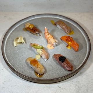 Niguiri de anguila y lúcuma (1 ud.)