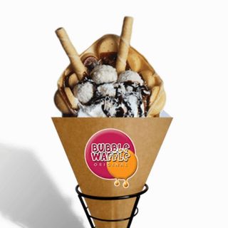 Gofr bąbelkowy z polewą truskawkową