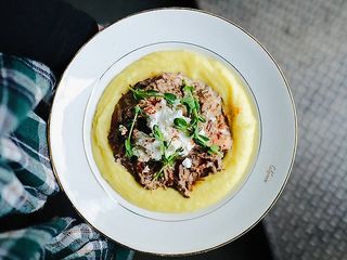 Тушкована щока з картопляним пюре та фетою