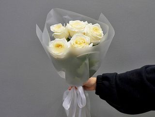 Prezent: bukiet świeżych białych róż