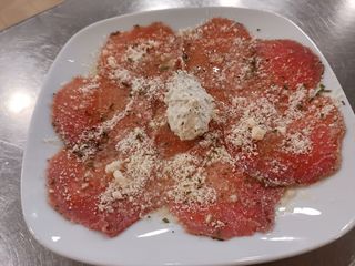 Carpaccio de vedella amb parmesà i salsa tàrtara
