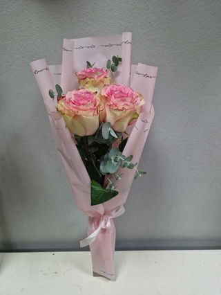 Buket 3 roza ruže sa dekorativnim zelenilom u ukrasnom papiru