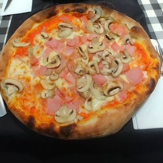 Pizza prosciutto y funghi (33 cm.)