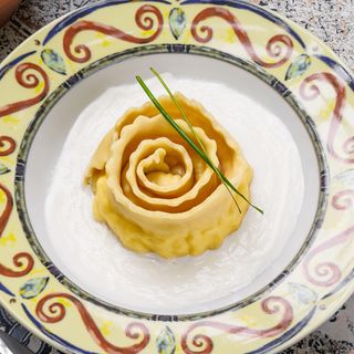 Гигантские равиоли с свежим сыром / Raviolo gigantic cu brânză