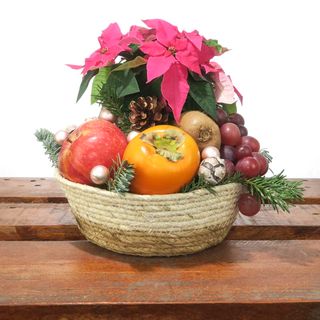 CESTA CON FRUTAS Y FLOR DE PASCUA