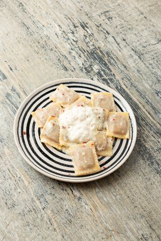 Ravioli Genovese con Stracciatella e Pepe Rosa