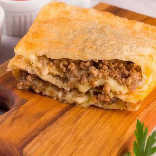 Pastel Carne de Vaca e  Queijo