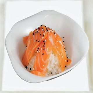 91. Chirashi salmone