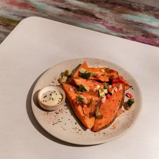 Boniatos asados con hummus Santorini y pico de gallo