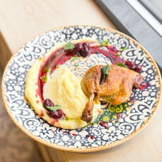 Качина ніжка конфі  з трюфельним пюре та вишневим соусом (350г.)