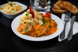 Vrabioara de vita in sos de vin cu pilaf de orez