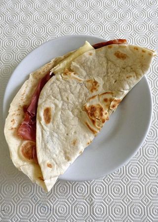 Piadina con Mozzarella e Prosciutto Crudo