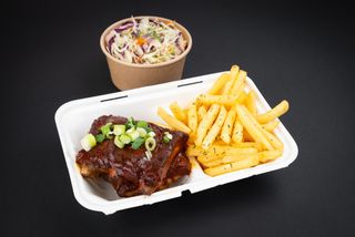 Coaste porc cu cartofi prajiti si salata de varza